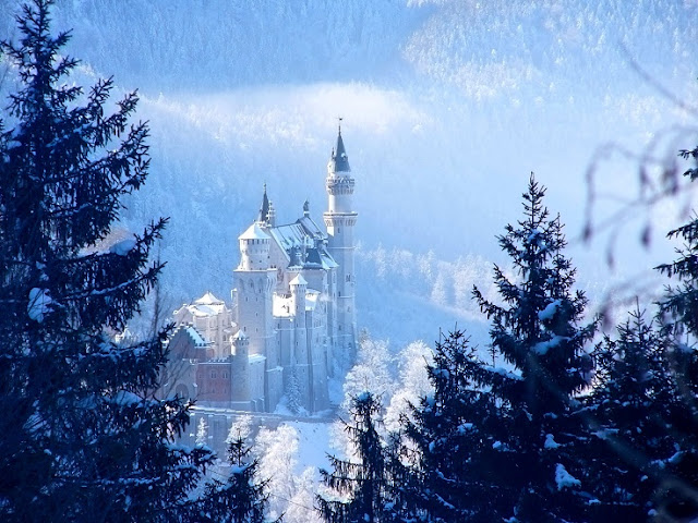 alt="fairytale castles,castles,travelling,palaces,palace,real castles,real palaces,neuschwanstein castle"