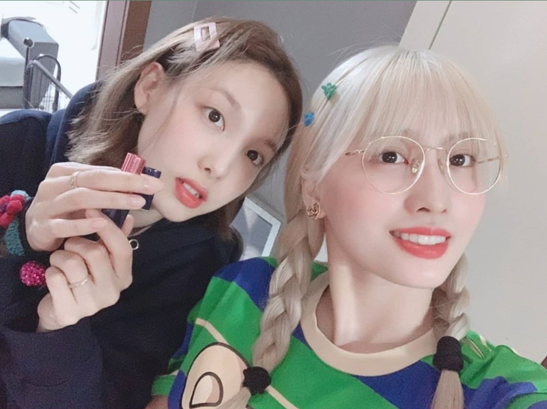 It's Mukbang time with TWICE Nayeon and Momo - Twice Portal