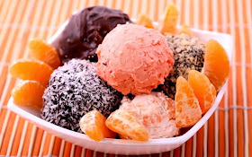delicious-ice-cream-strawberry-chocolate-walpaper