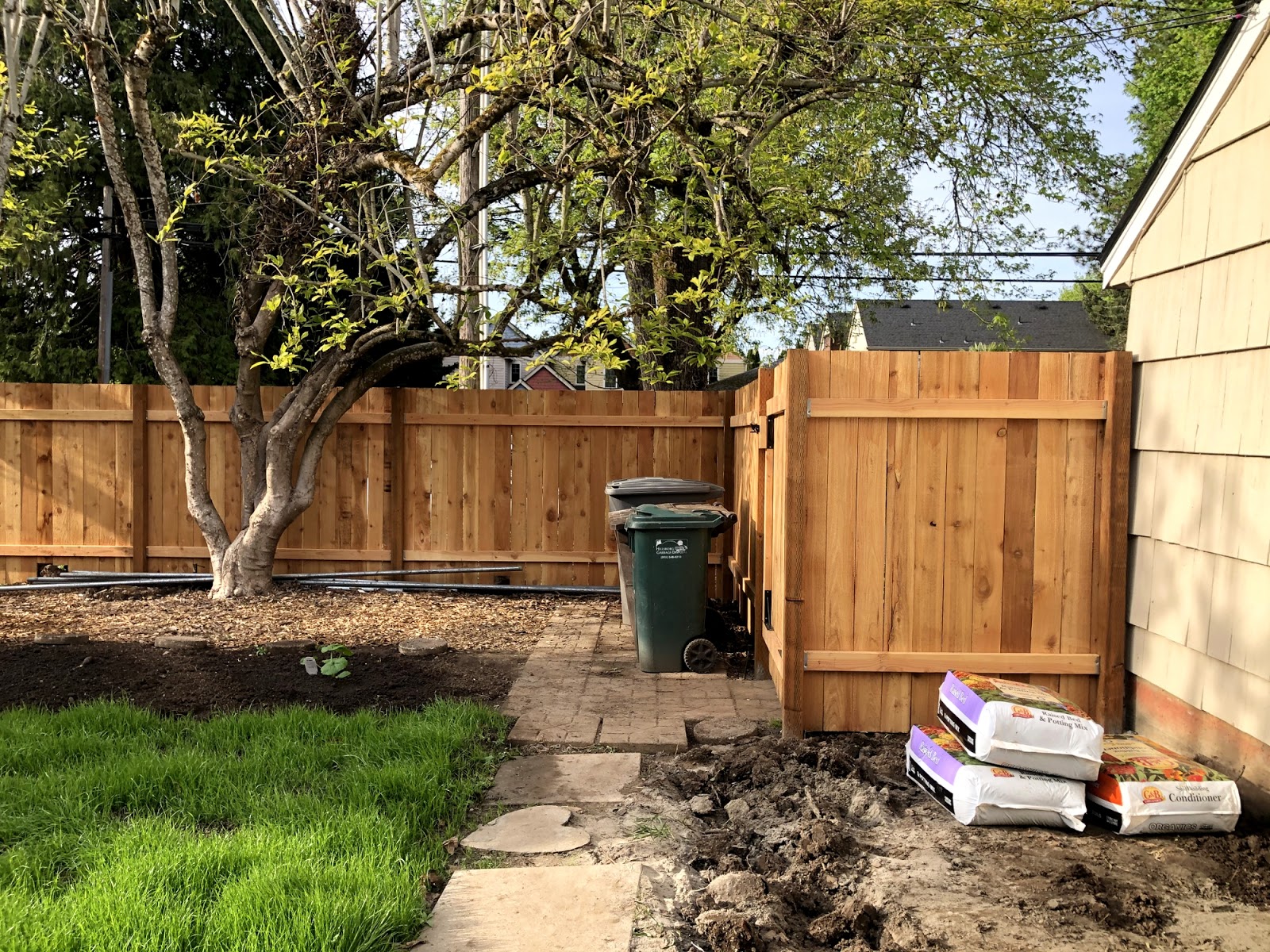 Replacing our fence! All the photos, cost, process, and more! / Create