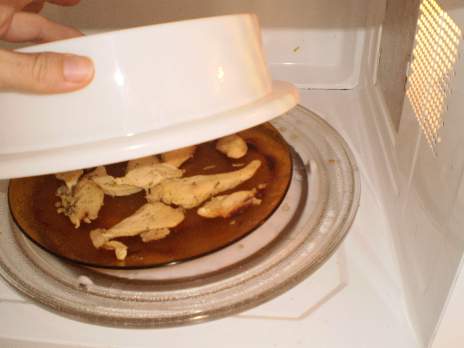 NA COZINHA COM A TÉIA: FILE DE FRANGO NO MICROONDAS