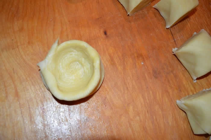 Пирожки с арахисом из слоеного дрожжевого теста в духовке: Бадамбура, рецепт