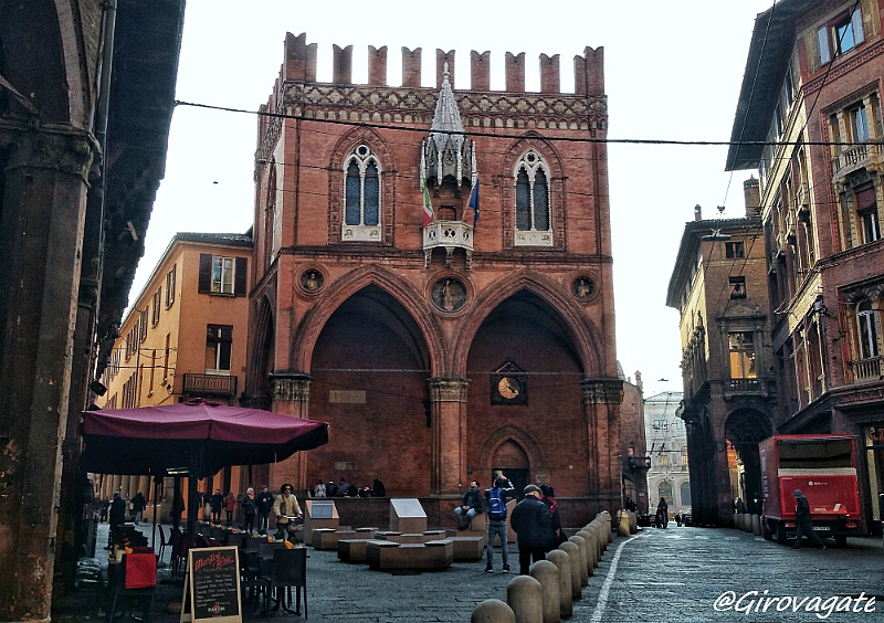 piazza della Mercanzia Bologna