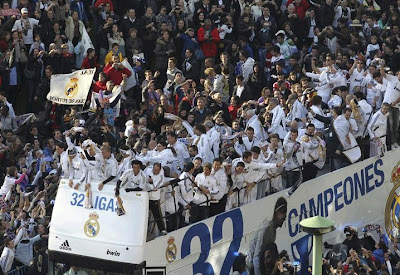 Real Madrid bus at Cibeles with all the squad