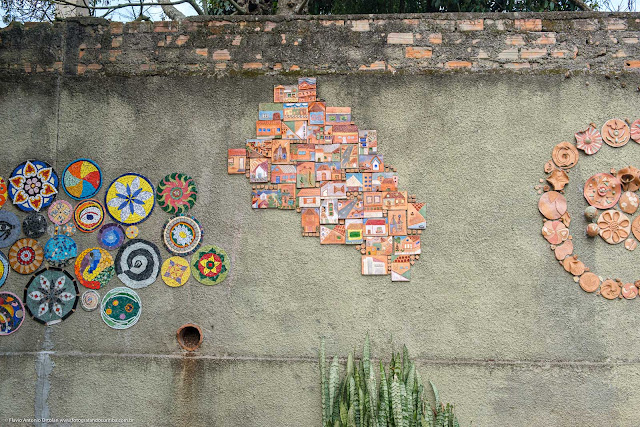 Mosaico muro do Centro Estadual de Capacitação em Artes Guido Viaro