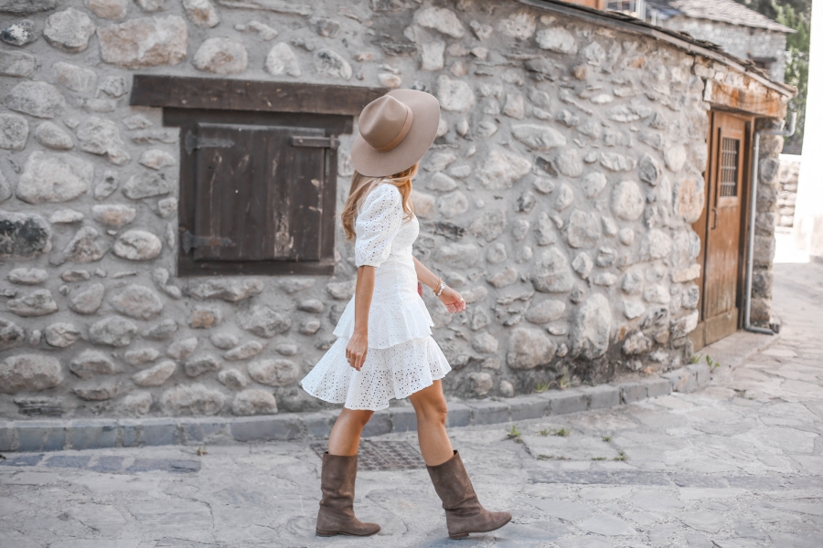 BLOG DE MODA Y LIFESTYLE: BLANCO CON BOTAS CAMPERAS