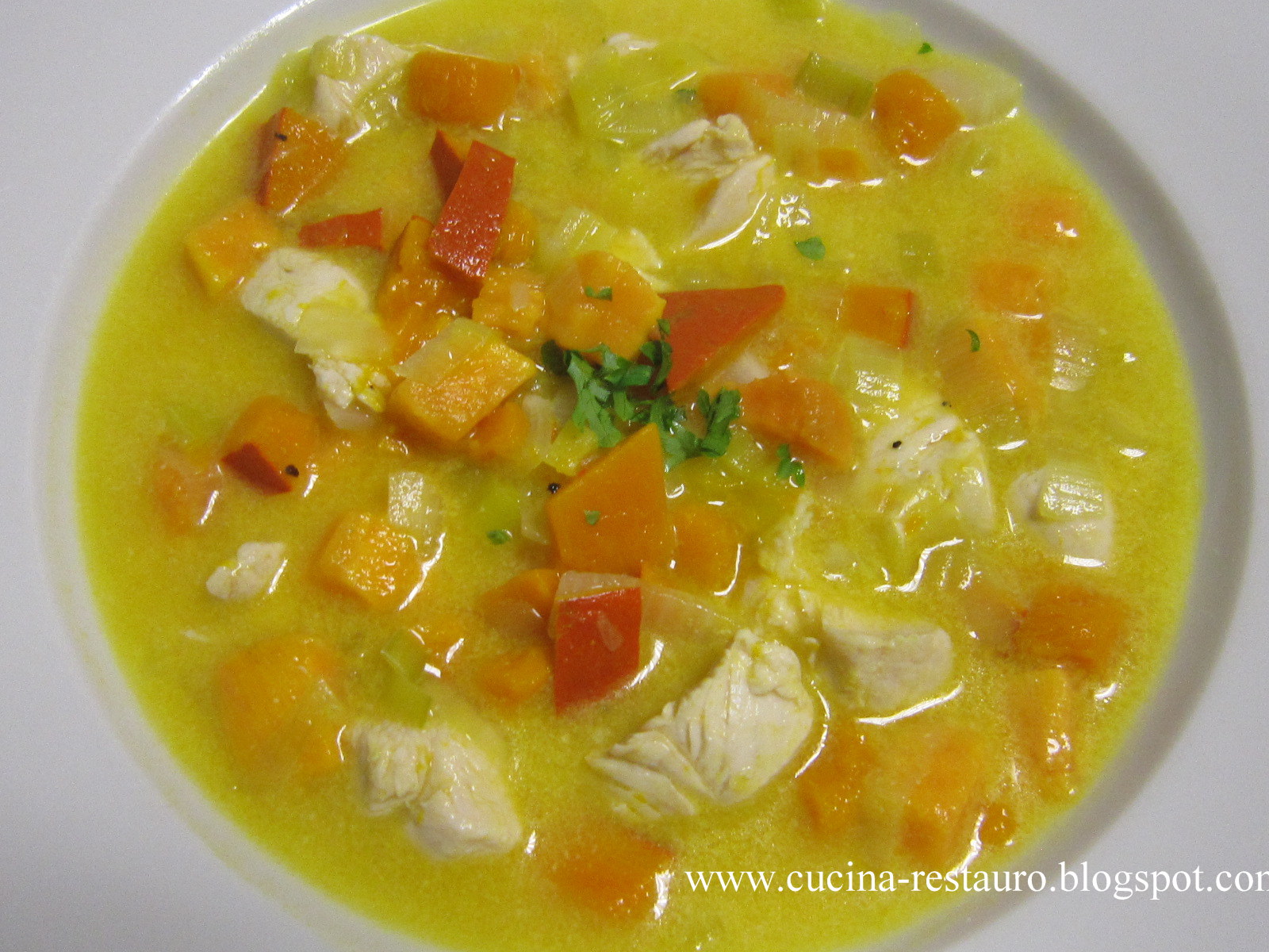 Kürbis-Lauch Suppe mit Kokosmilch und Huhn