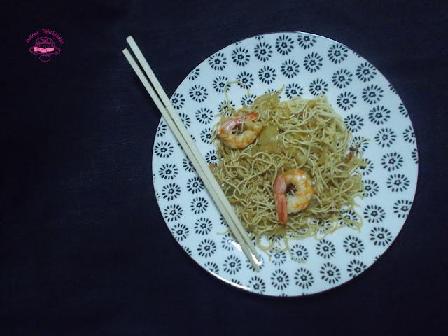 Fideos orientales con gambas