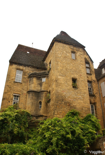 Bell'edificio in pietra gialla nel centro di Sarlat la Caneda