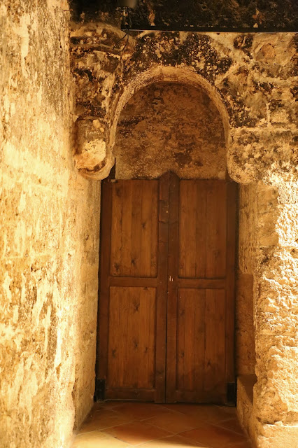 Puerta de la cocina al refectorio - Monasterio de Piedra