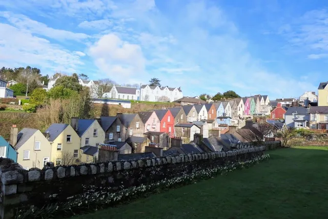 Cork to Cobh by Train: colorful houses in Cobh