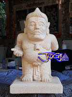 Patung semar selamat datang (Monggo) dibuat dari batu alam paras jogja / batu putih Gunungkidul.