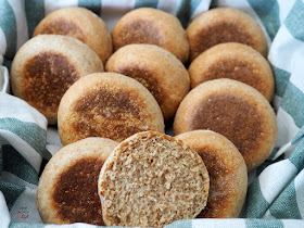 Muffins ingleses, suaves y esponjosos panecillos, perfectos para cualquier desayuno inglés: con mermeladas, cremas de queso, huevos benedict, ...