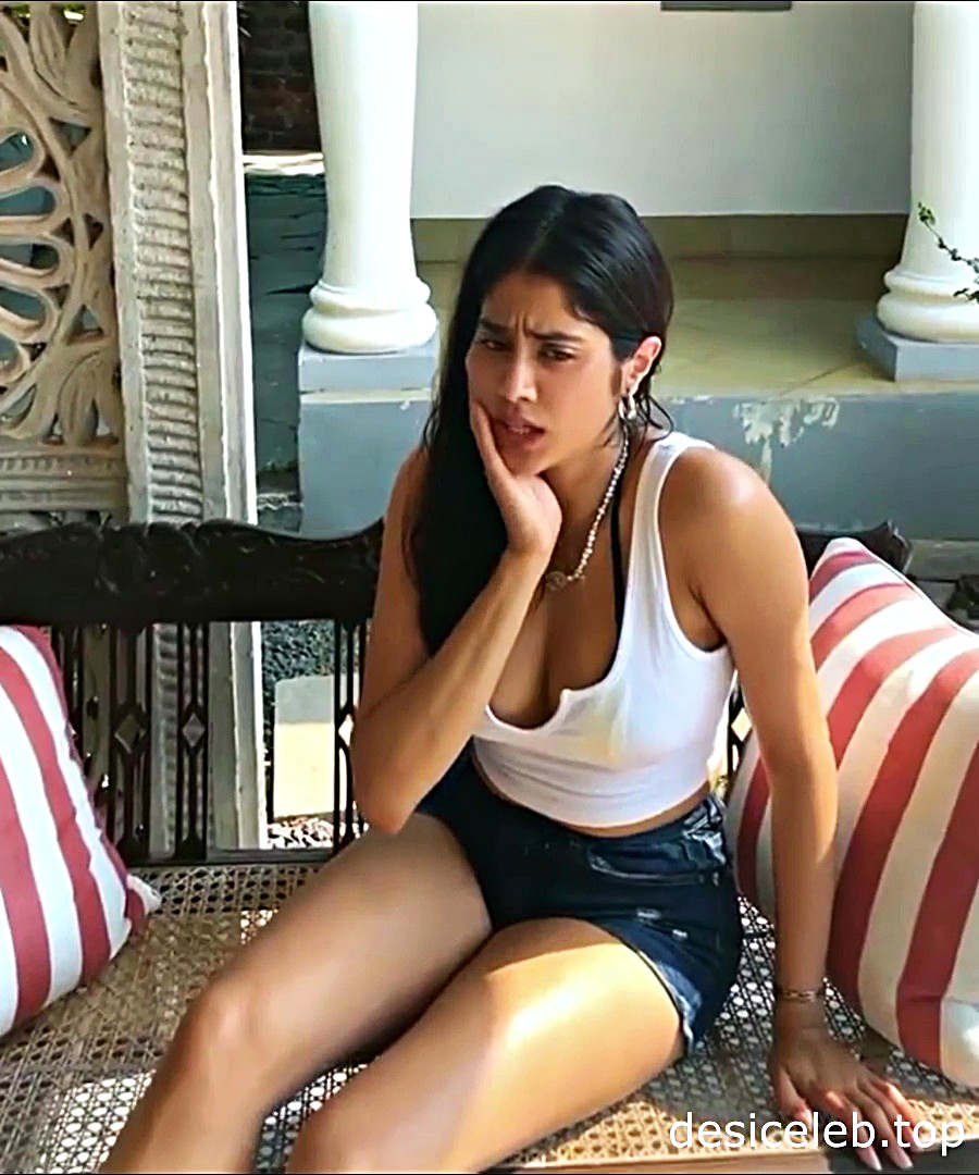 Janhvi Kapoor Cleavage,Janhvi Kapoor deep cleavage, Janhvi Kapoor boobs, Janhvi Kapoor in vacation, Janhvi Kapoor sexy stills