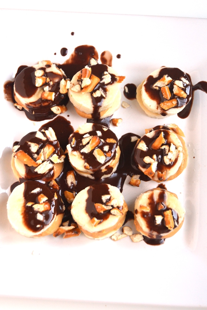 Chocolate Pretzel Peanut Butter Banana Bites are a simple 5 ingredient snack that takes 5 minutes to make! Enjoy frozen or regular. www.nutritionistreviews.com