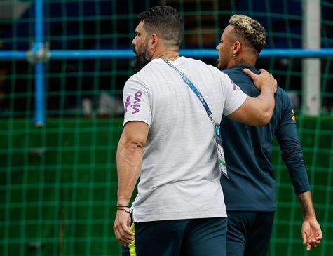 Neymar sente dores e abandona treinamento da Seleção