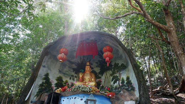 patung dewi kwan im di bukit fathin san pulau bangka