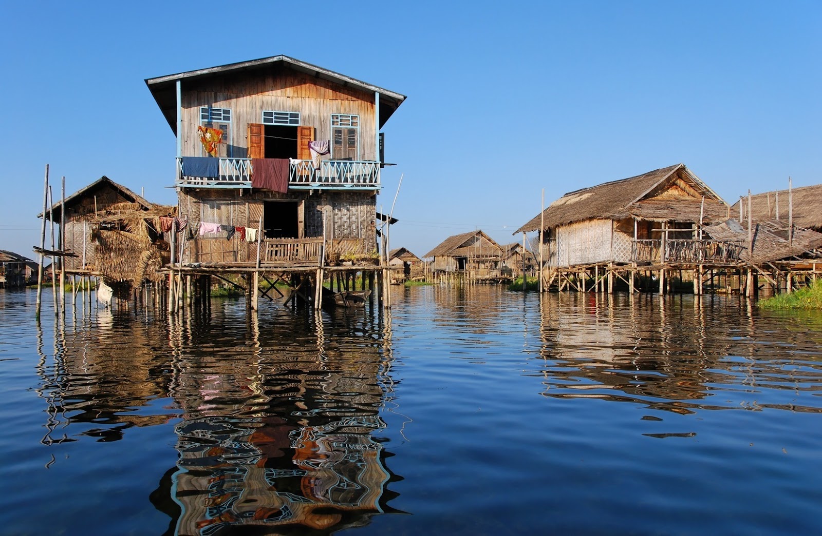 Дом на воде на сваях