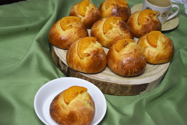 Bollos suizos aromatizados con naranja confitada