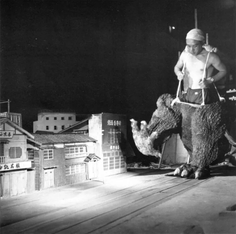 Behind the Scenes – Examples from the Professionals Godzilla-behind-the-scenes-1954-3