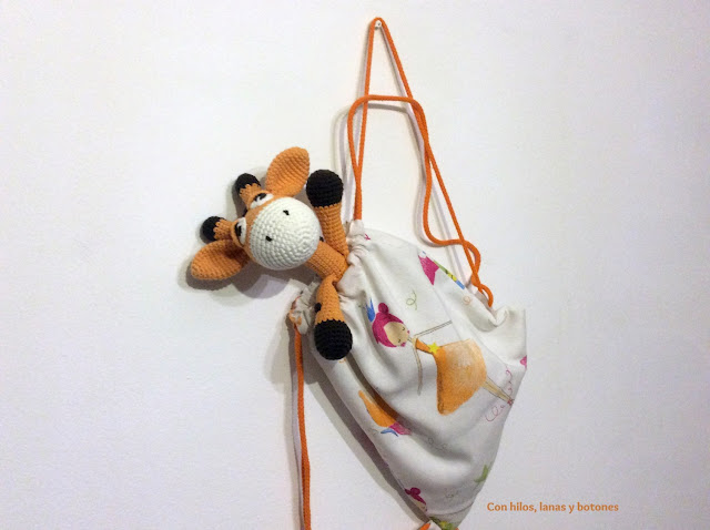 Con hilos, lanas y botones: Greta jirafa amigurumi (patrón Cucapuntoes)