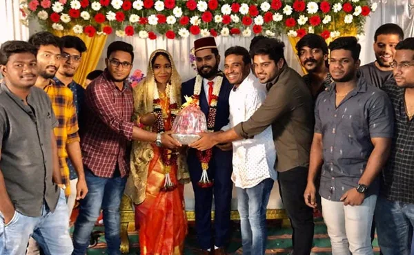 Amid Rising Prices, Tamil Nadu Couple Gets Bouquet Of Onion At Wedding, News, Local-News, Marriage, Celebration, Social Network, Friends, Bangalore, National