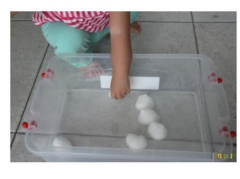 Brincadeira Sensorial com água e algodão para bebês - Tempojunto