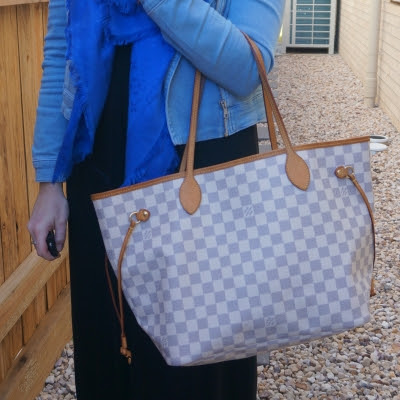 Casual outfit with Louis Vuitton Neverfull in Damier Azur.