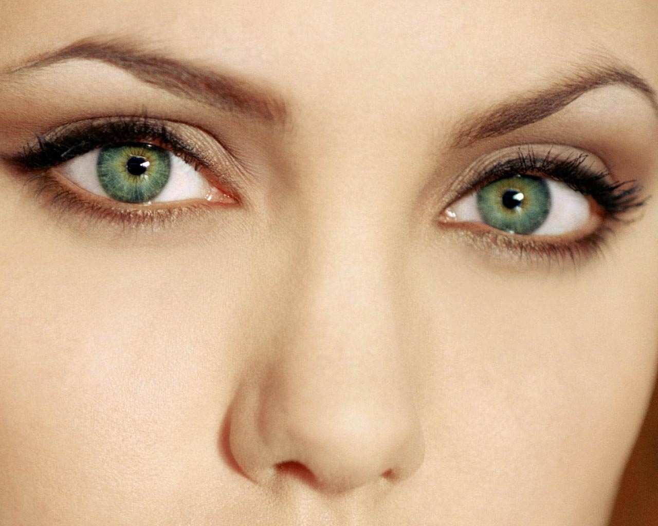 Глаза долу. Красивые зеленые глаза. Естественный макияж для зеленых глаз. Изумрудно зеленые глаза. Болотный цвет глаз.