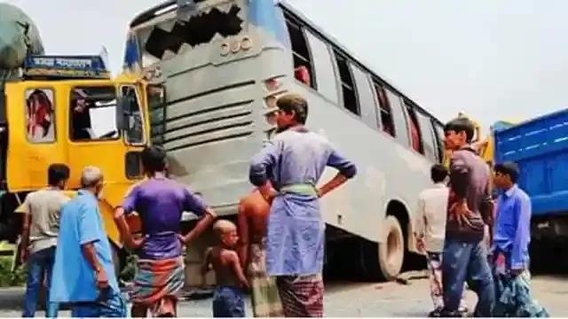 উল্লাপাড়ায় বাস-ট্রাকের ত্রিমুখি সংঘর্ষ, নিহত ১ আহত ৫