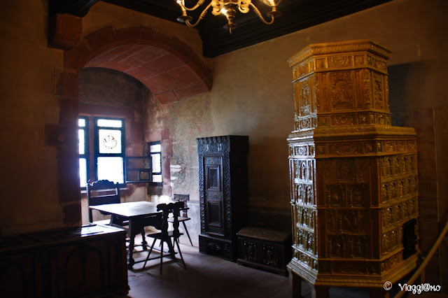 Le belle stufe che arredano le stanze del castello di Haut Koenigsbourg