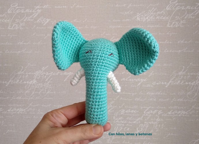 Con hilos, lanas y botones: Elefante sonajero amigurumi