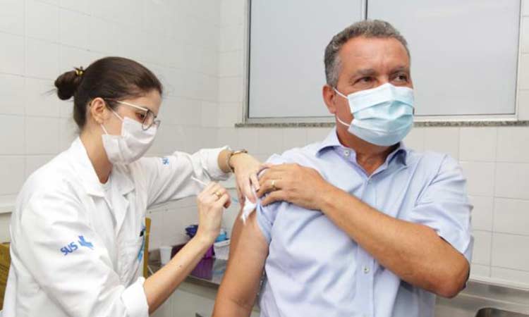 Rui Costa recebe primeira dose de vacina contra a Covid-19