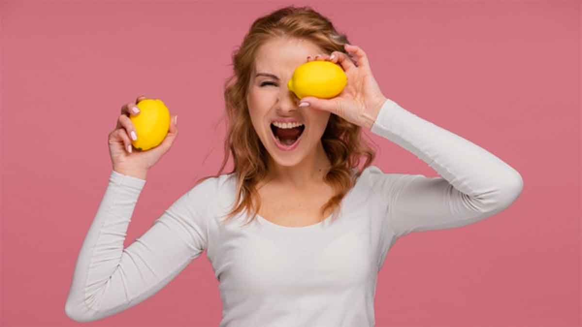 Joven mujer con limones