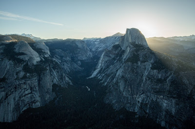 Hermosa montaña de blanco al amanecer