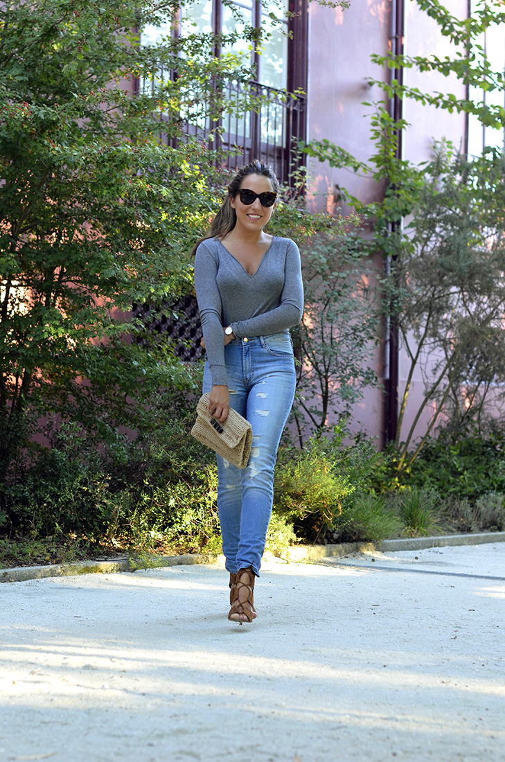 Streetstyle - Casual look wearing ripped jeans, leather zara heels, céline sunglasses, grey tee