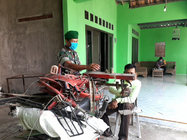 Babinsa Kaloran Ingatkan Pengepul Rosok Tentang Kebersihan Babinsa Kaloran Ingatkan Pengepul Rosok Tentang Kebersihan