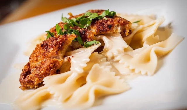 Crispy Chicken with Italian Sauce and Bowtie Noodles #chicken #dinner