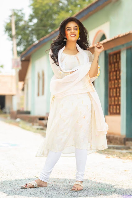 Actress Sreemukhi Photoshoot on Holi Day 2021 Navel Queens