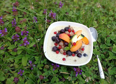 Getreidemüsli mit sommerlichen Früchten und Zuchini-Buttermilch Getreidemüsli mit sommerlichen Früchten und Zuchini-Buttermilch