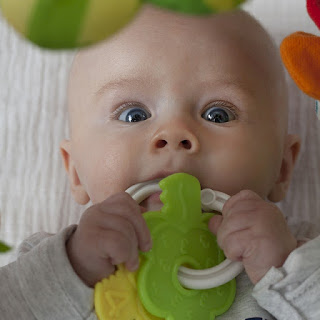 Baby mit Spielzeug