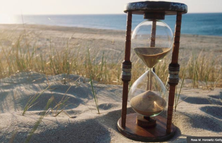 Сломанные песочные часы. Старинные песочные часы. Древние песочные часы. Песочные часы фото.