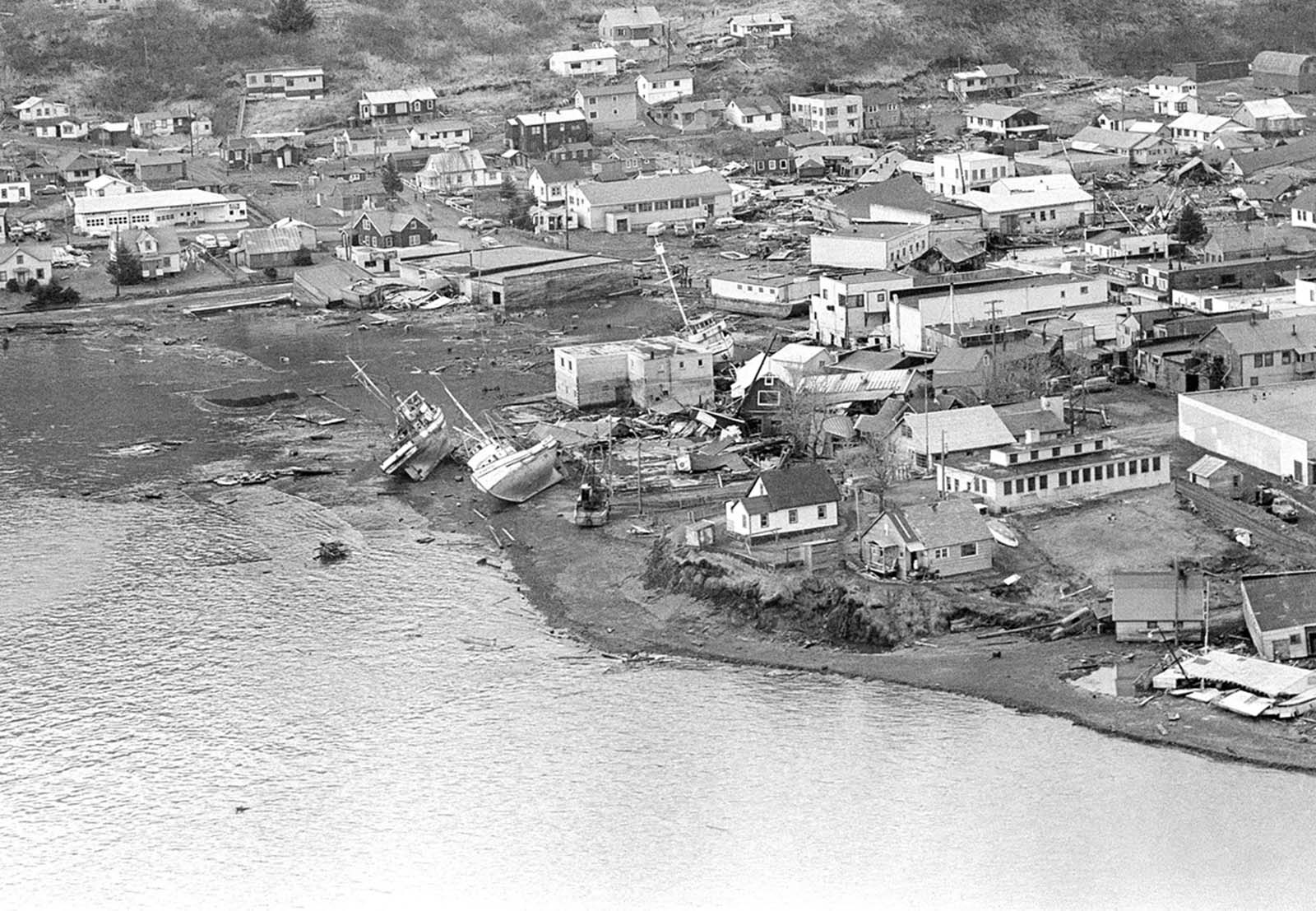 Az 1964 március 29-i Kodiak légifelvételekben látható az alaszkai földrengés és egy szökőár által okozott pusztulás útja. A hullám bal alsó részről jobbra felfelé söpört, mindent maga felé tolva és összetört.