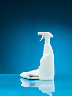 spray-bottle-and-clean-lint-free-cloth