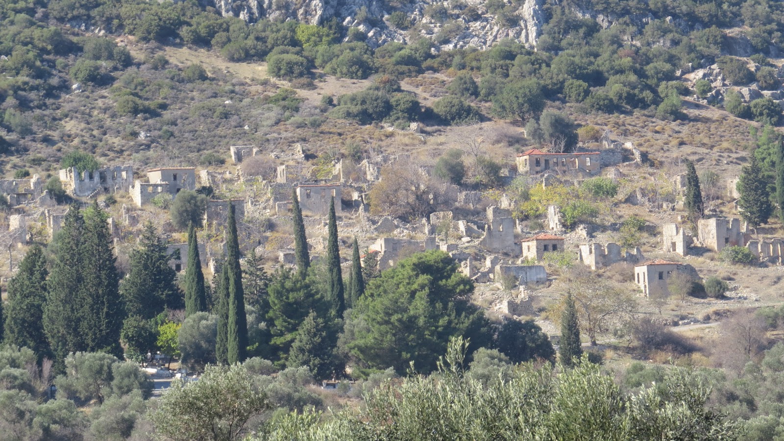 kahraman�in klasoru GülbahçeMordoğan yolu üzeri. Terk edilmiş köy.