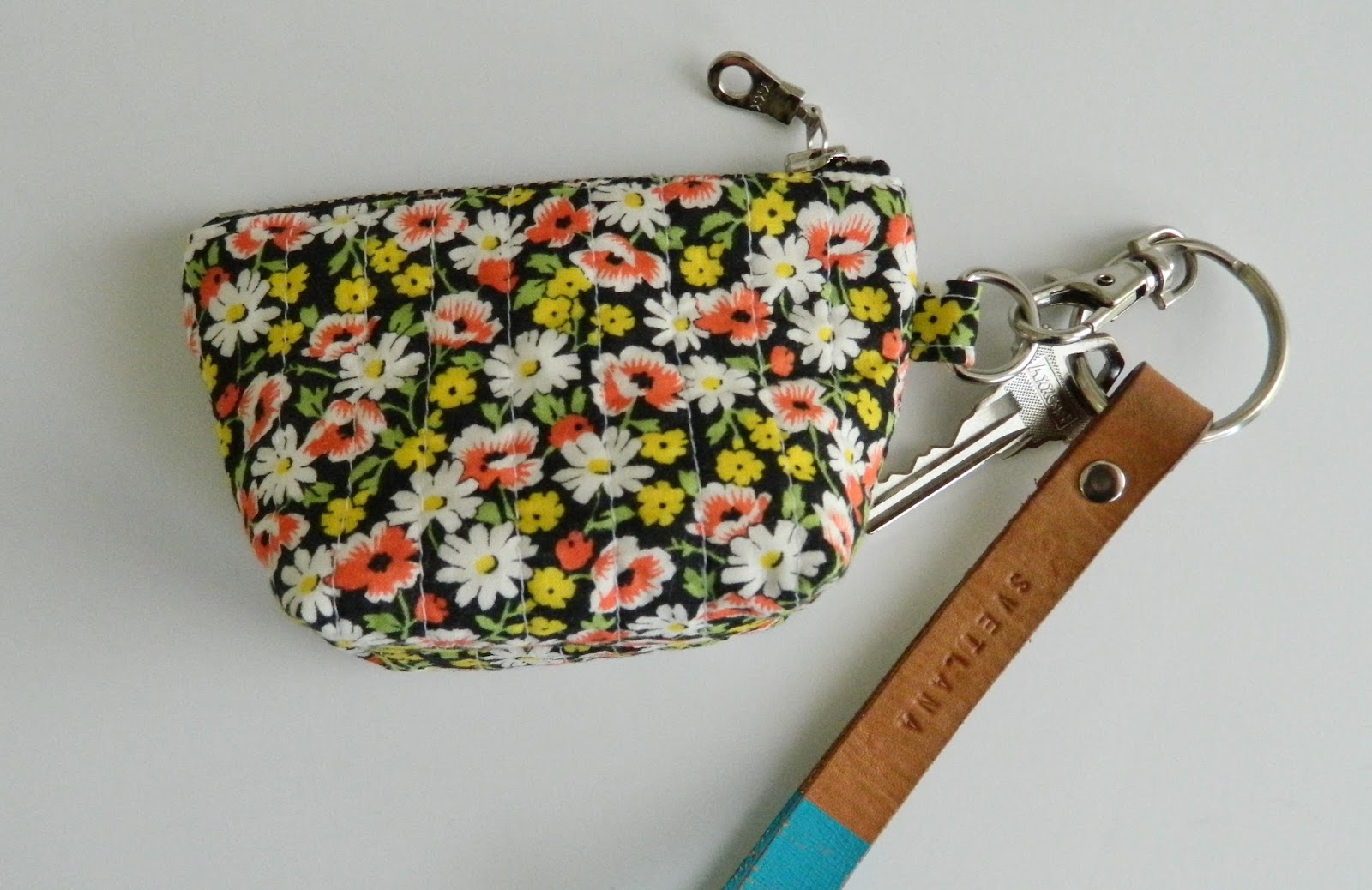 mini quilted zipper pouch {a free tutorial}