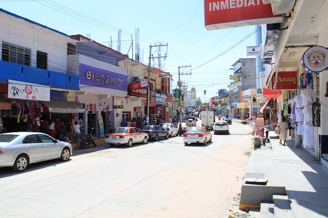 Trabaja Gobierno Municipal de Pinotepa en reordenamiento comercial en zona centro