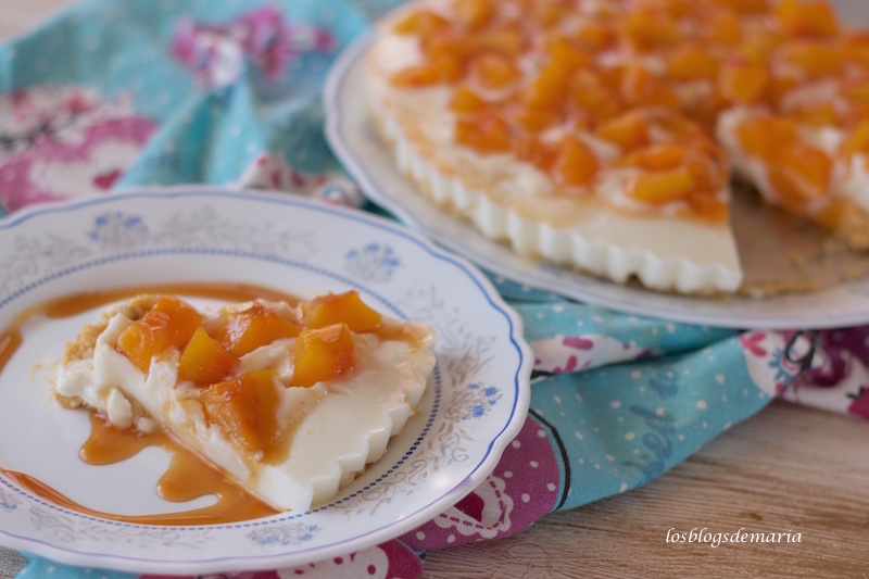 Tarta de melocotón y queso con base de nueces