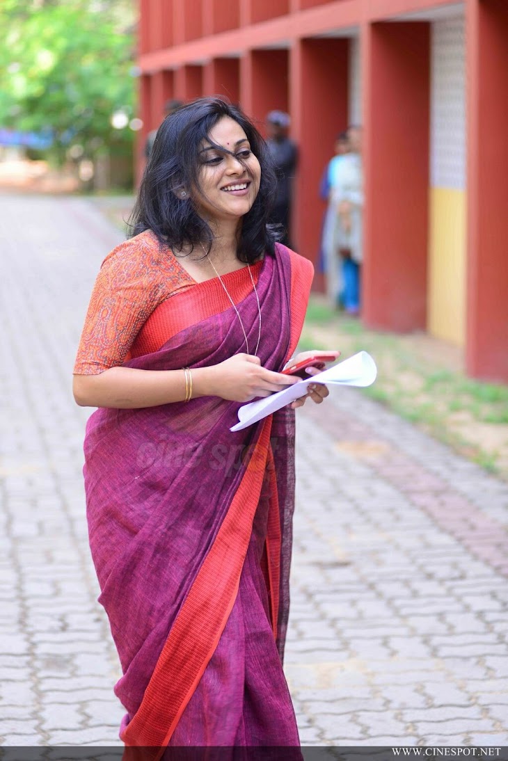 Anna Reshma Rajan, Mallu Aunty in Blue | iiQ8 Entertainment Beautiful Actress 