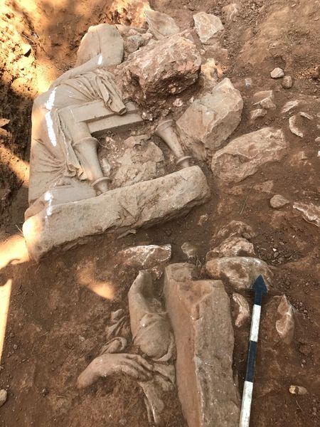 Επιτύμβιο ναόσχημο μνημείο ανακαλύφθηκε στην Παιανία Επιτύμβιο ναόσχημο μνημείο ανακαλύφθηκε στην Παιανία
